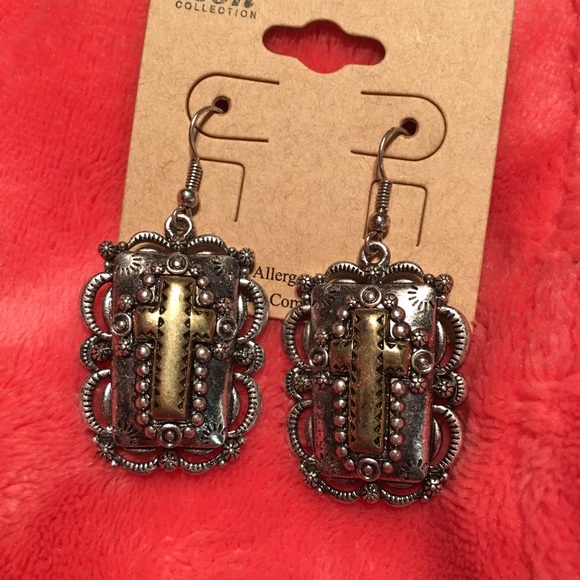 🆕Gorgeous cross earrings NWT - Picture 1 of 4